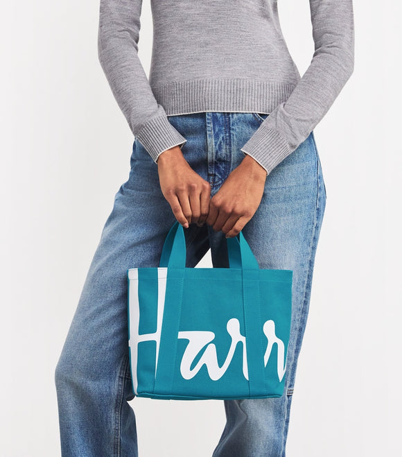 Harrods
Mini Cotton Logo Tote Bag (Teal)..
حقيبة تسوق قطنية صغيرة بشعار هارودز (لون أزرق مخضر)